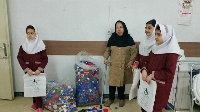 2-دانش آموزان لاهیجانی با اهمیت پویش درب بطری آشنا شدند